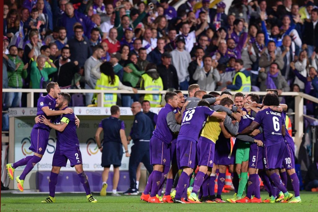 L'esultanza di giocatori della Fiorentina al gol di Badelj