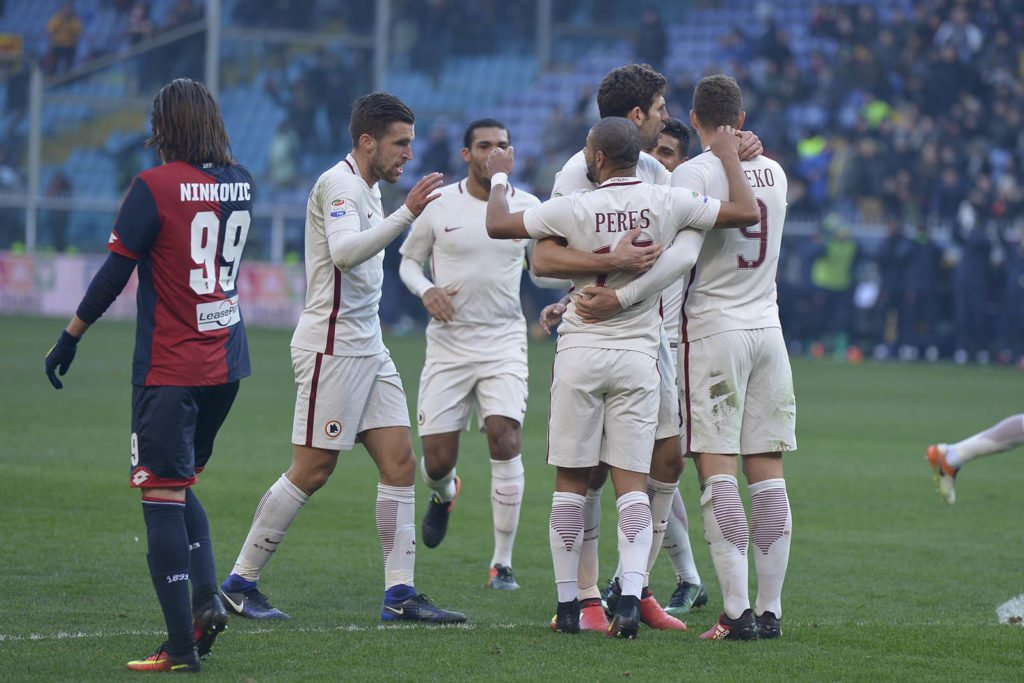 L'esultanza dei giocatori giallorossi dopo il gol del vantaggio