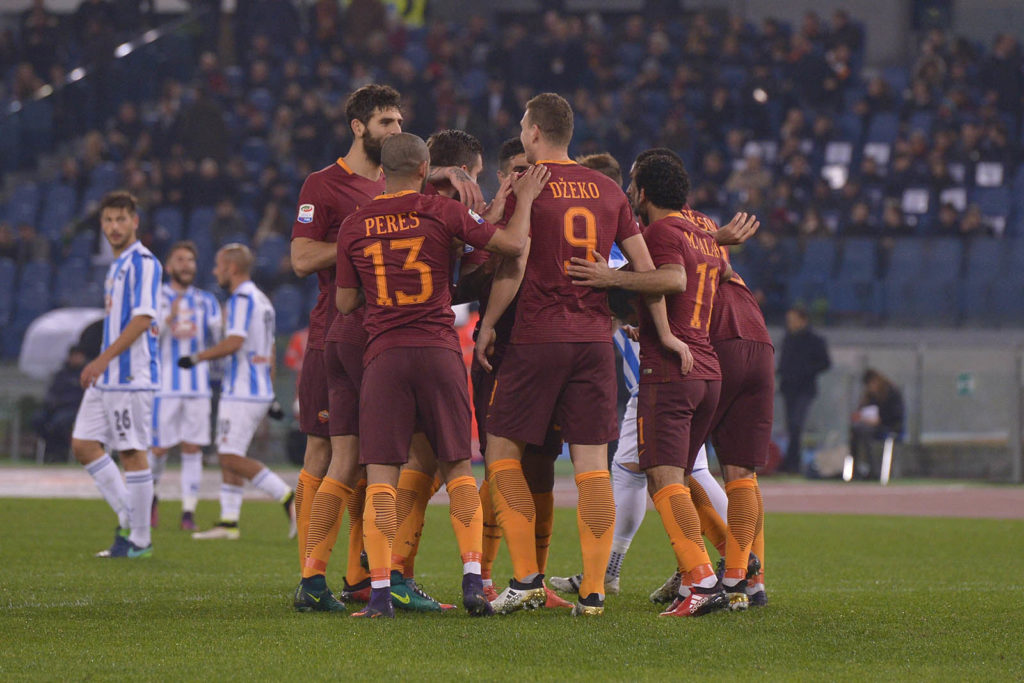 L'esultanza dei giocatori giallorossi al secondo gol di Dzeko